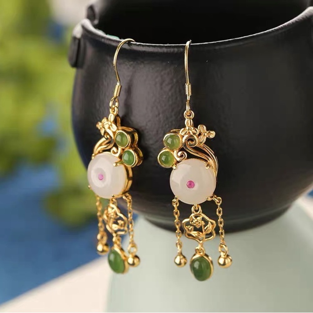Jade earrings, dangle jade earrings, emerald green earrings, vintaged earrings